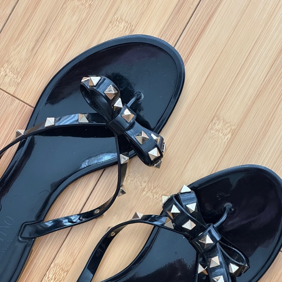 Valentino Garavani Rockstud Jelly Flip Flop - Black - Picture 3 of 5